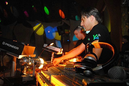 תקליטן בעבודה